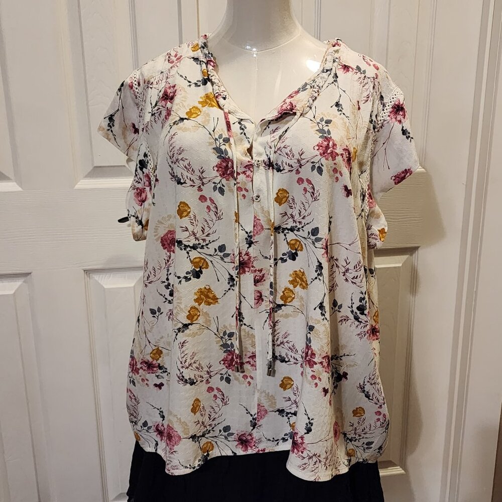 Buffalo David Bitton summery top w-lace detail on the sleeve & keyhole tie neck